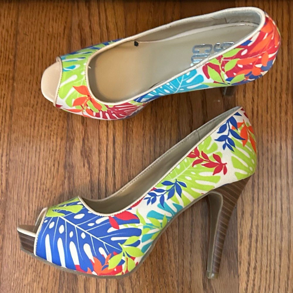 Womens 9 and Company heel, size 6
